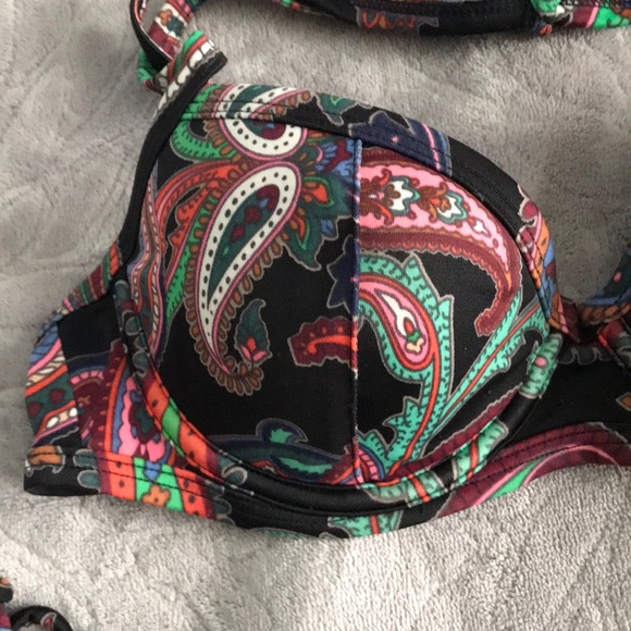 Victoria’s Secret Bikini - Picture 3 of 5